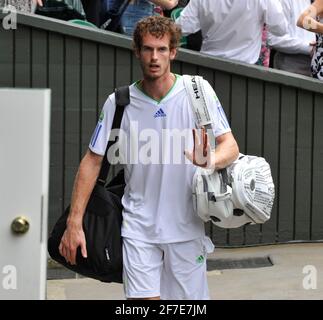 WIMBLEDON 2011. 7e jour. ANDY MURRAY PENDANT SON MATCH AVEC RICHARD GASQUET. MURRAY GAGNE. 27/6/2011. PHOTO DAVID ASHDOWN Banque D'Images