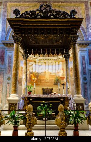 Retable, intérieur de San Nicola in Carcere autel de l'église catholique médiévale, rione Sant'Angelo, Rome, Italie Banque D'Images