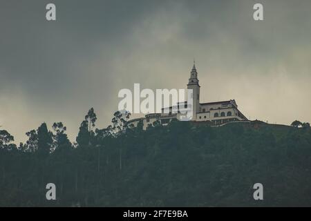 Vue panoramique de l'église de Montserrat sur le sommet de la colline à Bogota, Colombie, par une journée trouble. Photo mystérieuse d'une église au-dessus de Bogota. Banque D'Images