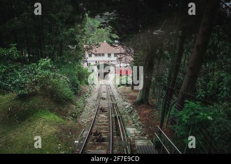 Panorama du funiculaire de Bogota à la cathédrale de Montserrat dans la capitale colombienne par un jour brumeux. Train à l'approche de la staion inférieure du funiculaire. Banque D'Images