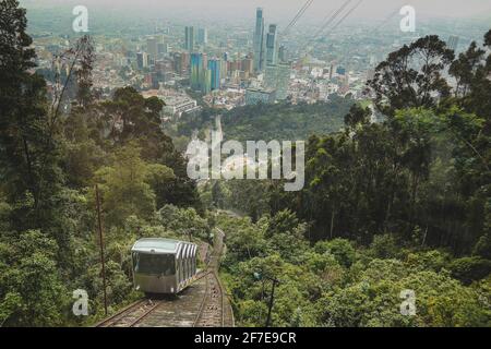 Panorama du funiculaire de Bogota à la cathédrale de Montserrat dans la capitale colombienne par un jour brumeux. Train qui passe juste devant l'autre voiture en montée. Banque D'Images