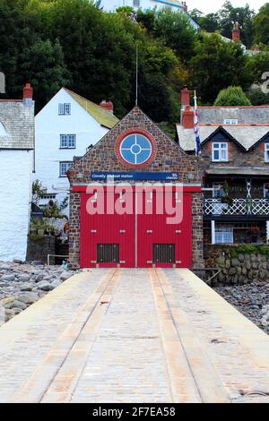 Vue sur la station de canot de sauvetage RNLI Clovelly dans le port de Clovelly, Bideford, North Devon à marée basse, prise de la cale. Banque D'Images