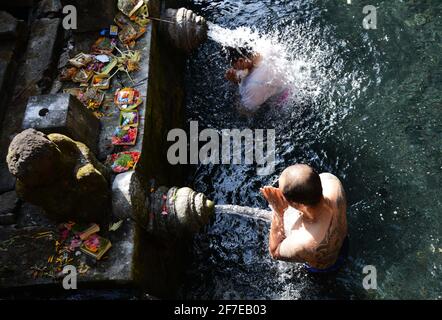 Les balinais se purifient au bain purifiant du temple de Tirta Empul à Bali, en Indonésie. Banque D'Images