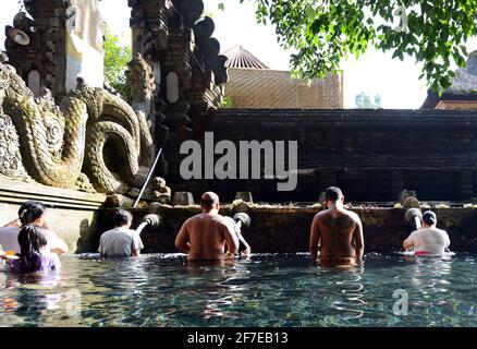 Les balinais se purifient au bain purifiant du temple de Tirta Empul à Bali, en Indonésie. Banque D'Images