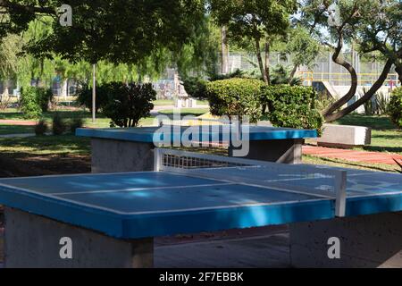 Tables de ping-pong dans un parc de la ville par beau temps. Banque D'Images