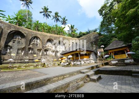 Le temple de Gunung Kawi est un ancien temple hindou serein au milieu des rizières, connu pour ses sanctuaires sculptés dans une falaise. Banque D'Images