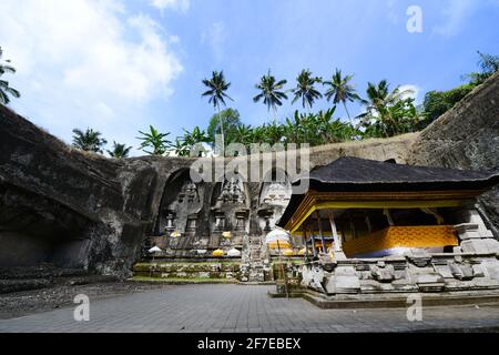 Le temple de Gunung Kawi est un ancien temple hindou serein au milieu des rizières, connu pour ses sanctuaires sculptés dans une falaise. Banque D'Images