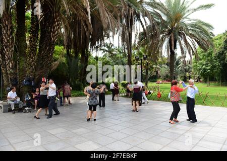 Séance de danse matinale au parc Zhongshan de Xiamen, Chine. Banque D'Images