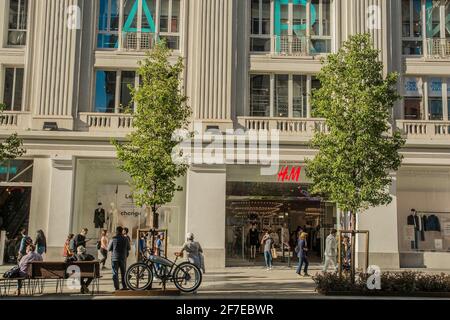 Madrid, Espagne. 06e avril 2021. Frappé par le coronavirus, H&M a annoncé un fort ajustement sur le marché espagnol. La société suédoise de distribution de mode, numéro deux dans le monde en chiffre d'affaires après Inditex, a annoncé hier son intention d'ouvrir un dossier de réglementation de l'emploi (ERE) en Espagne, qui touchera un maximum de 1,100 employés, qui représente environ 17 % de son effectif total, soit environ 6,200 000 travailleurs entre les magasins et les entrepôts. (Photo par Alberto Sibaja/Pacific Press) crédit: Pacific Press Media production Corp./Alay Live News Banque D'Images