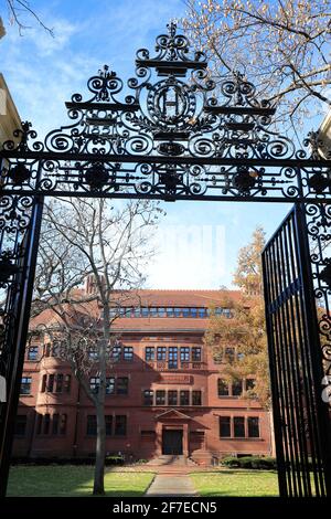 Grille en fer avec décoration avec une lettre H marquée un De l'entrée de Harvard Yard de l'Université Harvard.Cambridge.Massachusetts.USA Banque D'Images