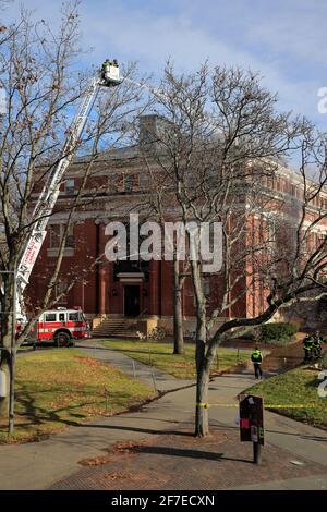 Pompier sur l'échelle d'un camion d'incendie qui coupe les feux Un bâtiment à Harvard Yard.Harvard University.Cambridge.Massachusetts.USA Banque D'Images