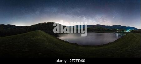 La voie lactée s'élance au-dessus du parc national de Shenandoah et du lac Arrowhead à Luray, en Virginie. Banque D'Images