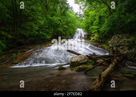 Roaring Run Falls dans une matinée sombre et brumeuse de la fin du printemps dans le comté d'Alleghany, en Virginie, dans les Blue Ridge Mountains. Banque D'Images
