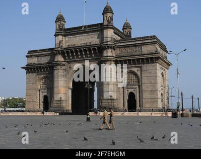 Mumbai, Inde. 06e avril 2021. Les policiers marchent près de la porte d'entrée vide de l'Inde.à mesure que les cas de coronavirus augmentent dans l'État du Maharashtra, le gouvernement a imposé des restrictions aux personnes visitant les sites touristiques afin de limiter la propagation de la maladie à coronavirus. (Photo par Ashish Vaishnav/SOPA Images/Sipa USA) crédit: SIPA USA/Alay Live News Banque D'Images