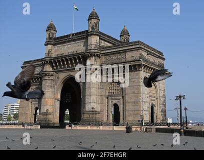 Mumbai, Inde. 06e avril 2021. Les pigeons volent près de la porte d'entrée vide de l'Inde.à mesure que les cas de coronavirus augmentent dans l'État du Maharashtra, le gouvernement a imposé des restrictions aux personnes visitant les sites touristiques afin de limiter la propagation de la maladie à coronavirus. (Photo par Ashish Vaishnav/SOPA Images/Sipa USA) crédit: SIPA USA/Alay Live News Banque D'Images