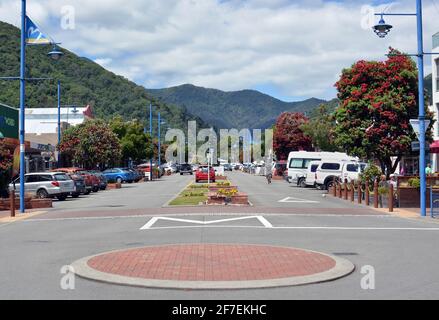 Picton, Nouvelle-Zélande - 30 décembre 2016; Pohutakawa Trees in Full Bloom dans la rue principale de Picton, Nouvelle-Zélande. Banque D'Images