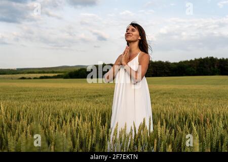 Portrait en gros plan de la jeune femme brune heureuse en blanc habillez-vous Banque D'Images