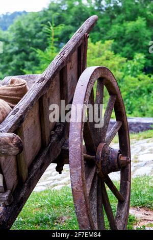 Chariot médiéval debout seul à l'intérieur des murs du château de Burgruine Leofels Banque D'Images