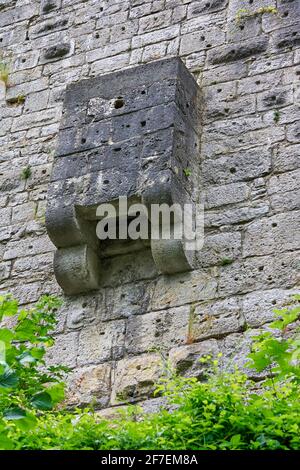 Extérieur d'un Garderobe sur le mur du château de Burgruine Leofels. Un chariot serait placé ci-dessous pour les matières fécales humaines. Banque D'Images