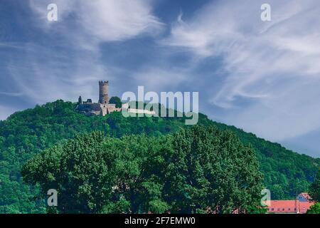 Château médiéval sur la colline le jour de la brume. Le vieux château de Muhlburg est situé au milieu d'arbres verts sur une colline dans un ciel bleu ciel nuageux le jour de la tempête en Thuringe, en Allemagne Banque D'Images