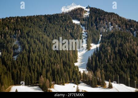 Piste de descente et télécabine dans la station de ski, Italie Banque D'Images