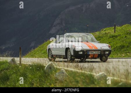GROSSGLOCKNER, AUTRICHE, 15.8.2019: La Porsche 914 vintage de couleur blanche avec des bandes orange monte sur Grossglockner. Banque D'Images