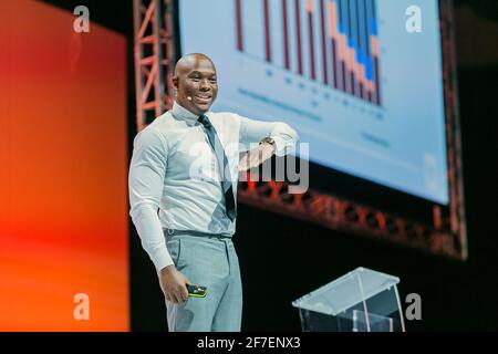 Johannesburg, Afrique du Sud - 21 août 2018 : l'entrepreneur et le conférencier Vusi Thembekwayo vivent sur scène à la convention Think Sales Banque D'Images