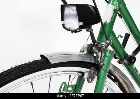 Une vieille ville rétro vert vintage vélo pour femmes, isolé o blanc fond. Détail des feux avant et des freins avant avec plaquettes de frein. Banque D'Images