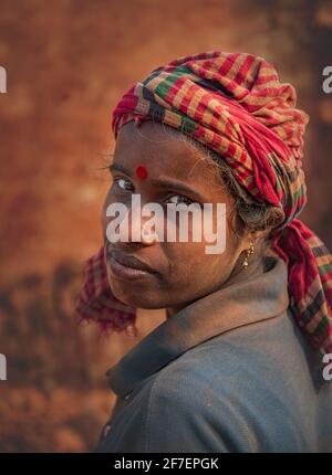 Un travailleur porte des briques au Brickfield à Khulna, au Bangladesh. Banque D'Images