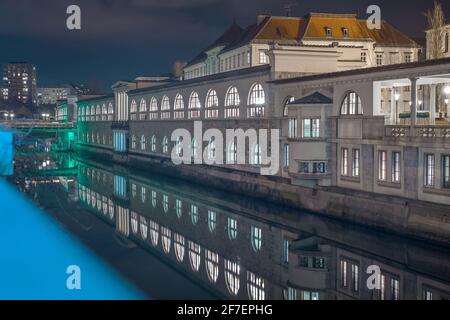 Panorama de nuit des arcades de Plecnik dans le centre de ljubljana lors d'une belle nuit. Vue depuis les trois ponts. Banque D'Images