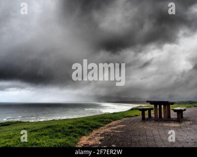 Moody.Effets utilisés pour créer cette photo de nuages de tempête gris foncé et menaçants qui planent au-dessus de la mer. Calme avant la tempête Banque D'Images