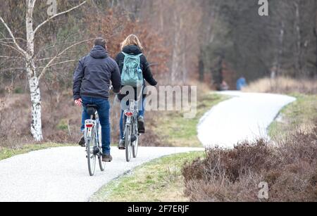 Couple à vélo aux pays-Bas, sélectif concentré Banque D'Images