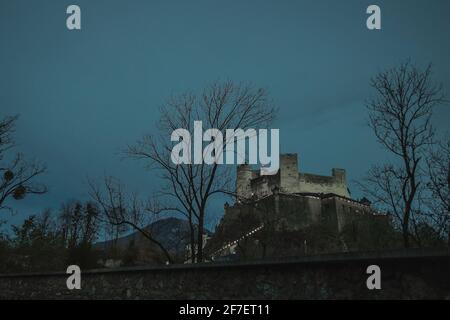 Forteresse historique Hohensalzburg ou festung dans la soirée coucher du soleil vue à travers l'ancien portail à une heure bleue le soir froid novembre soir. Colo bleu riche Banque D'Images