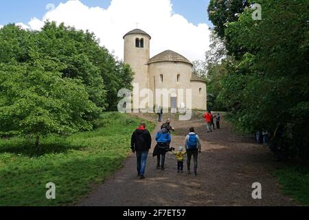 Hora RIP, République Tchèque - Mai 24 2020: Les touristes marchant vers la rotonde historique sur la montagne RIP, endroit populaire et occupé pendant le week-end Banque D'Images