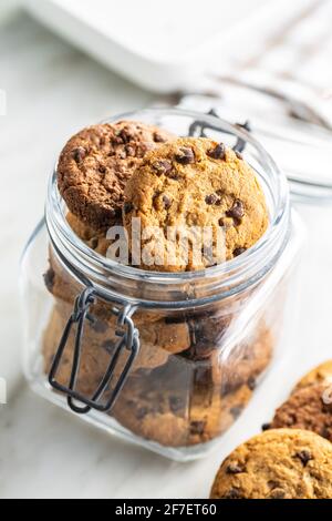 Biscuits savoureux au chocolat. Petits gâteaux au chocolat dans un pot. Banque D'Images