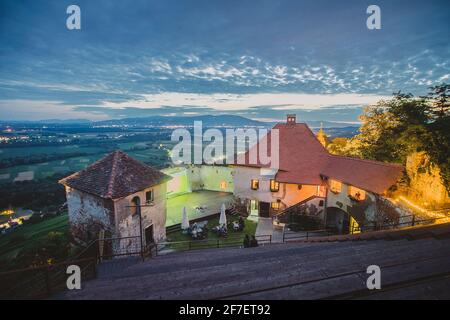 Panorama nocturne d'un château sur une colline en direction des vastes plaines et champs de la région de Drava à Vurberg, Maribor, Slovénie pendant une période pittoresque Banque D'Images