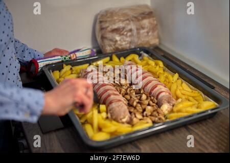 Viande rôtie et pommes de terre dans un plat de cuisson préparé pour les fêtes dîner Banque D'Images