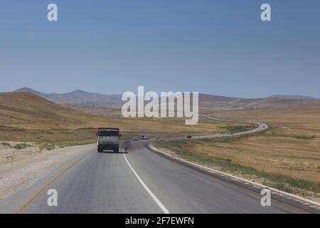 Vue sur la route en Azerbaïdjan sur la route vers Bakou. Campagne en Azerbaïdjan avec un peu de circulation sur la route tarmac. Banque D'Images