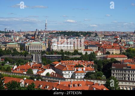 Centre-ville de Prague vue panoramique sur les drones vue sur la ville, ciel bleu, temps d'été Banque D'Images