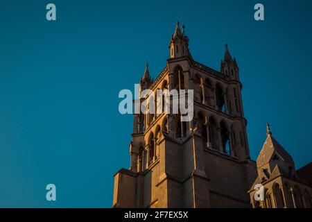 Détail de la cathédrale de Lausanne en haut de la colline en début de soirée. Magnifique bâtiment chrétien dans le centre de Lausanne, Suisse. Banque D'Images