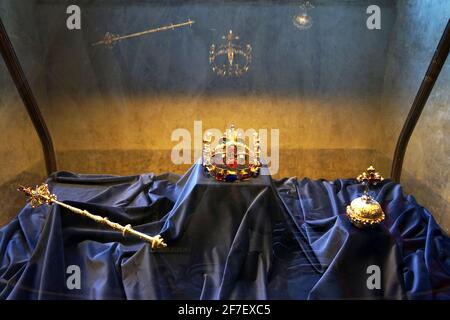 Prague, République Tchèque - Mai 29 2020 : bijoux de la couronne tchèque avec couronne dorée en pierres, en étain et en orbe exposés dans le musée Banque D'Images