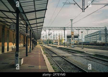 Gare déserte de Rijeka, croatie, à la fin de l'automne matin. Pas de trains ni de personnes sur les quais d'une gare de style ancien. Banque D'Images