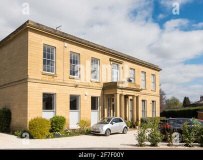 Vente d'une grande maison individuelle classée au début du XIXe siècle, maintenant appartements, à Oakwood Green, Roundhay, Leeds, Angleterre, Royaume-Uni Banque D'Images