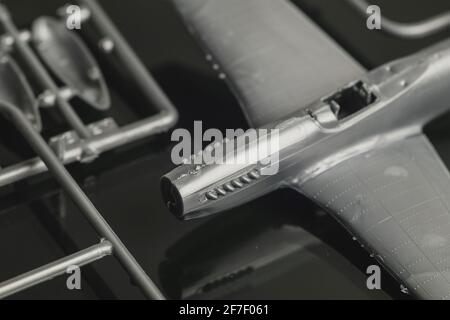 Détail de l'assemblage du kit de résine d'avion modèle plastique avec colle. Colle de ciment utilisée pour coller les parties de l'avion modèle en plastique ensemble. Banque D'Images