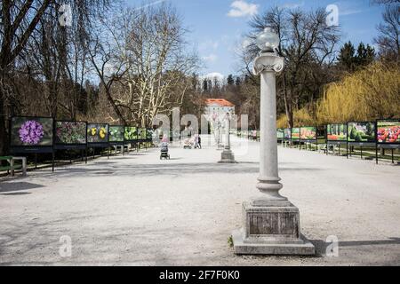 LJUBLJANA, SLOVÉNIE, 3 AVRIL 2018 : Jakopicevo sprachajalisce, un passage dans le parc Tivoli ou les jardins de ljubljana avec des lumières de rue vintage et un cas Banque D'Images