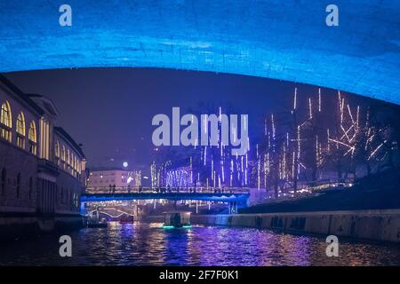 Célèbres arcades et ponts de plecnik à Ljubljana, vues sous le célèbre pont de dragon de l'eau pendant les décorations de lumières de noël à proximité Banque D'Images