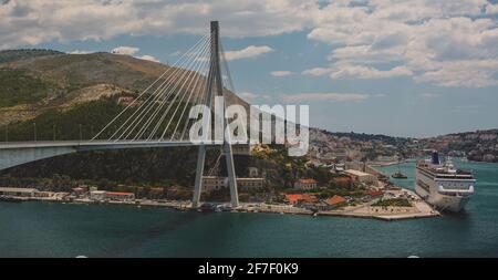 Panorama de la ville de Dubrovnik en Croatie avec un pont suspendu et un bateau de croisière visible. Photo d'été d'un pont à Dubrovnik. Banque D'Images