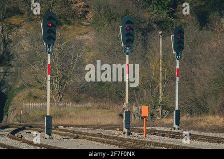 Trois signaux de train de style européen central ou slovène montrant un feu rouge sur une petite ligne de train de branche. Banque D'Images