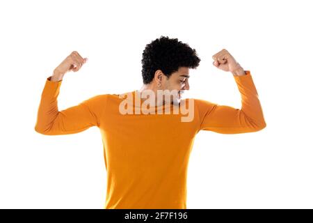 Jeune homme noir afro-américain se sentant heureux, satisfait et puissant, en forme flexible et biceps musclés, regardant fort après la salle de gym contre isolé Banque D'Images