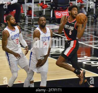 Los Angeles, États-Unis. 07e avril 2021. L'avant de Portland Trail Blazers Derrick Jones Jr. Tente une marche arrière sous la pression des défenseurs de Los angles Clippers au cours de la première moitié au Staples Center de Los Angeles le mardi 6 avril 2021. Les Clippers ont fait sauter les Blazers 133-116. Photo de Jim Ruymen/UPI crédit: UPI/Alay Live News Banque D'Images